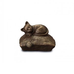 Geert Kunen urn slapende kat met bol - bolletje wol katten urn - urn kat - katten urn - urnenwebshop - dieren urn - Dierencrematorium Heerhugowaard